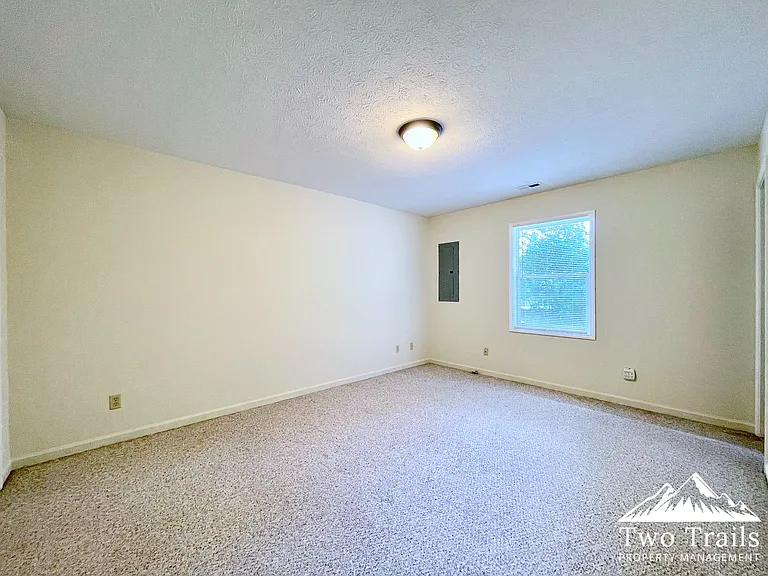 707 Farmington Cir — Photo 12