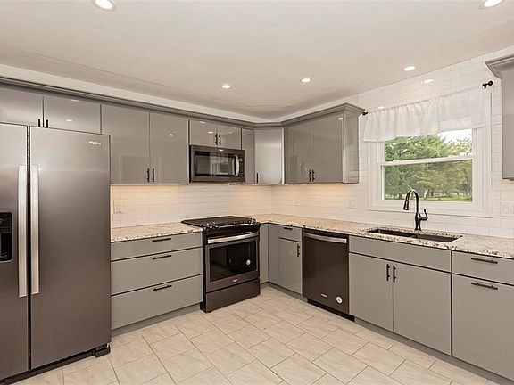 3rd image of 10693 Beechwood Dr