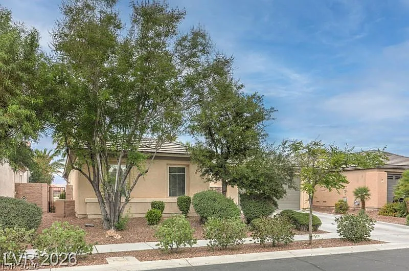 3 bed, 3.0 bath, 2701 sqft, $2,700 — Photo 2