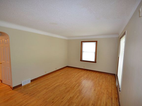 2nd image of 1834 Chelton Ave W