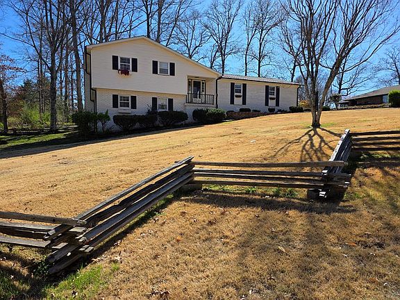 3rd image of 140 Swayne Dr