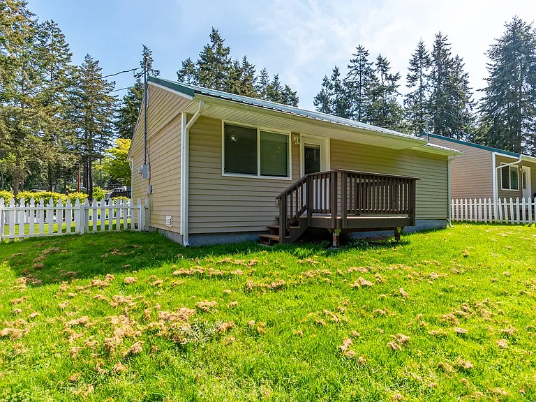 Recently Updated 2-bedroom Cottage — Photo 15