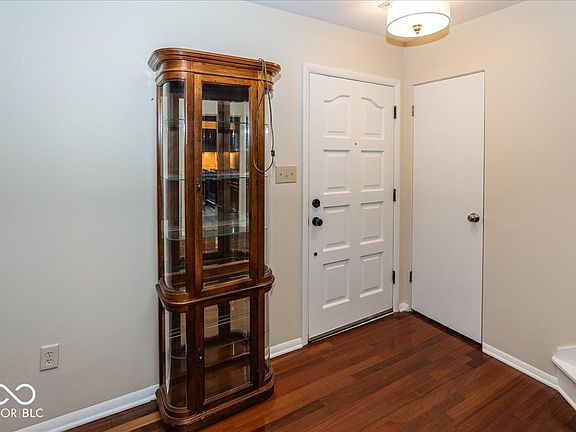 3rd image of 9317 Sherwood Ln