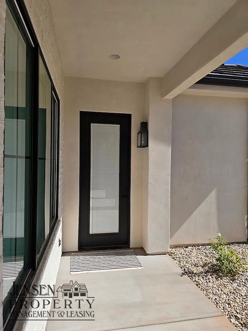 Upgraded One Bedroom Attached Casita — Photo 2