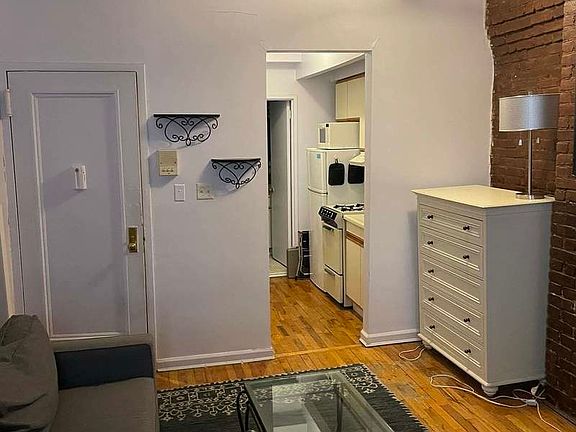 2nd image of 283 Bleecker St #2A