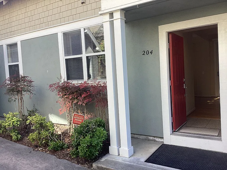 204 Roosevelt Ter — Photo 33