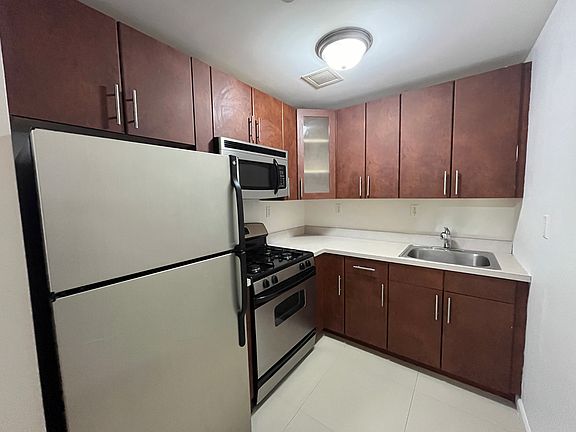 2nd image of 424 E 10th St APT 4C