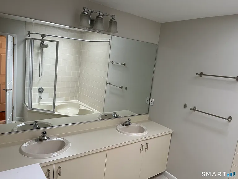 2289 Bedford St #D13 — Photo 32