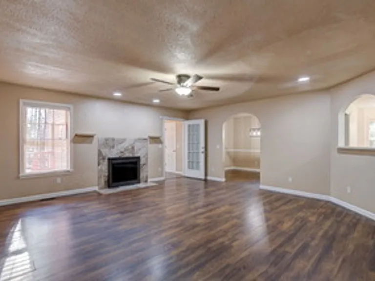 212 Running Deer Dr — Photo 2
