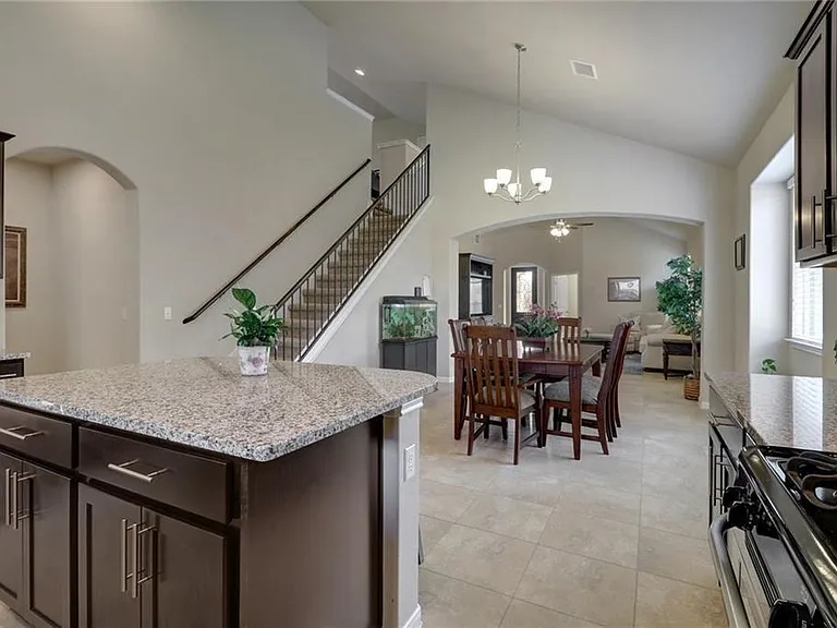 2433 Lyla Ln — Photo 8