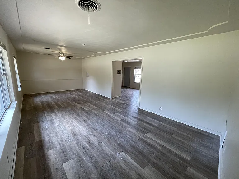1402 Linden Dr — Photo 2