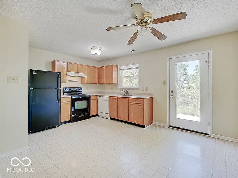 2372 Summerwood Ln — Photo 4