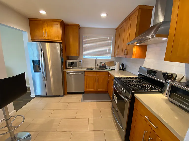 28 Rockford Ave — Photo 2