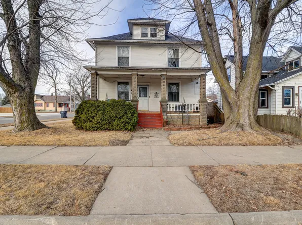 700 N 3rd St, Clinton, IA 52732