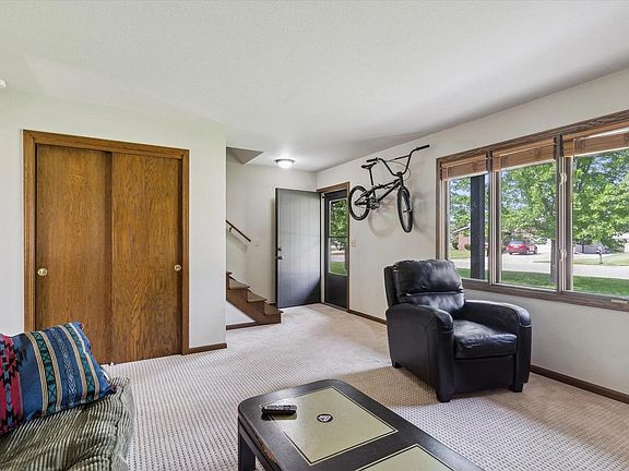 4th image of 875 Sussex Dr