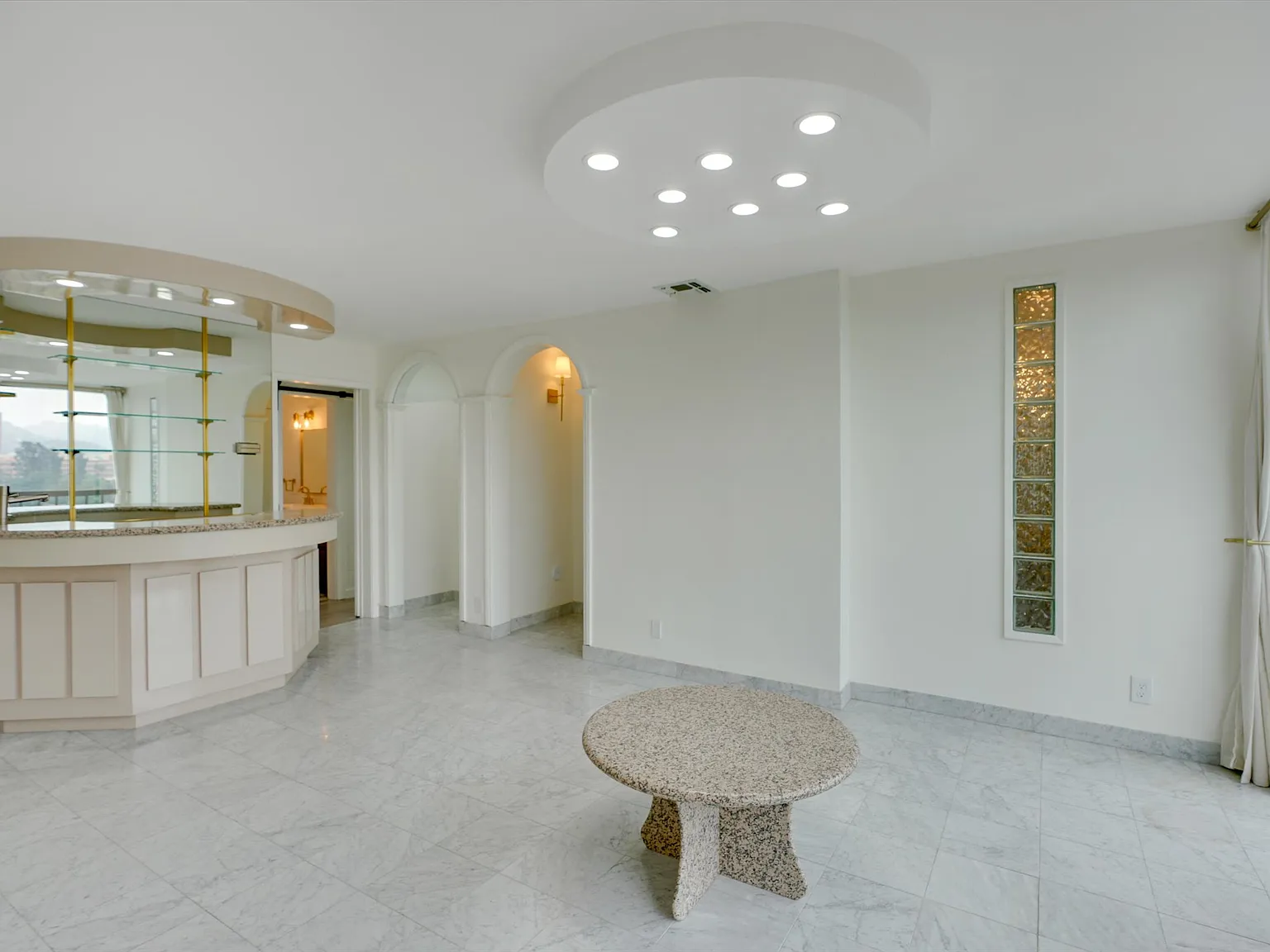 2 bed, 974 sqft, $5,000 — Photo 4