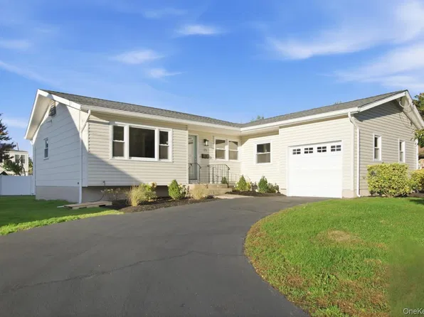 71 Roderick Road, West Islip, NY 11795