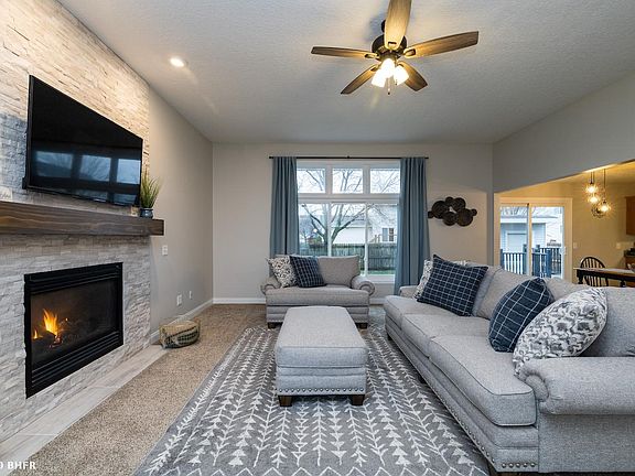 4th image of 602 NE Keystone Dr