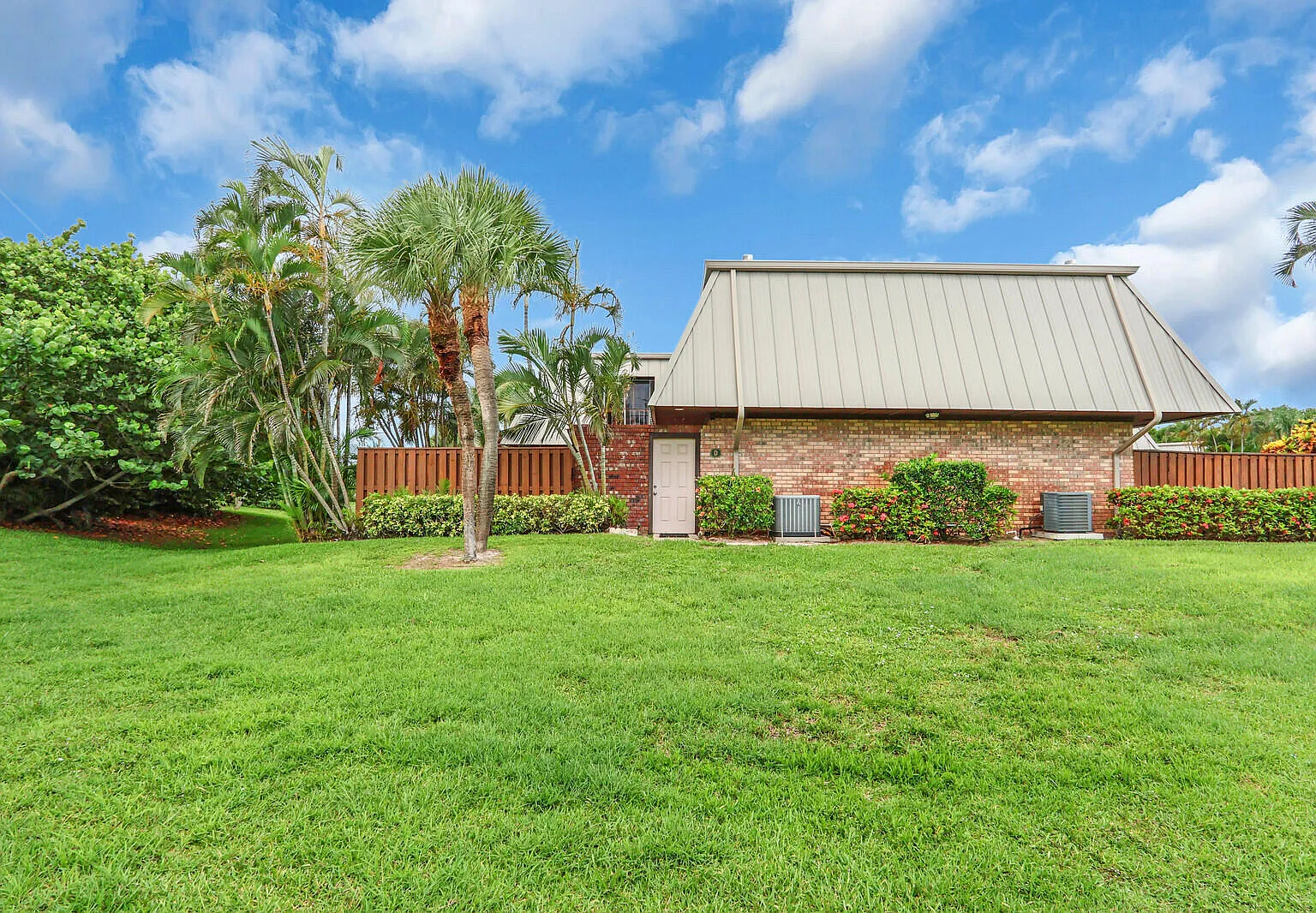 2 bed, 2.5 bath, 1708 sqft, $6,000 — Photo 2
