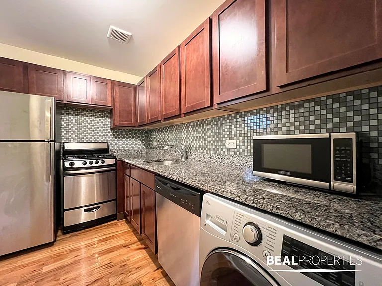 555 W Arlington Pl #409 — Photo 4