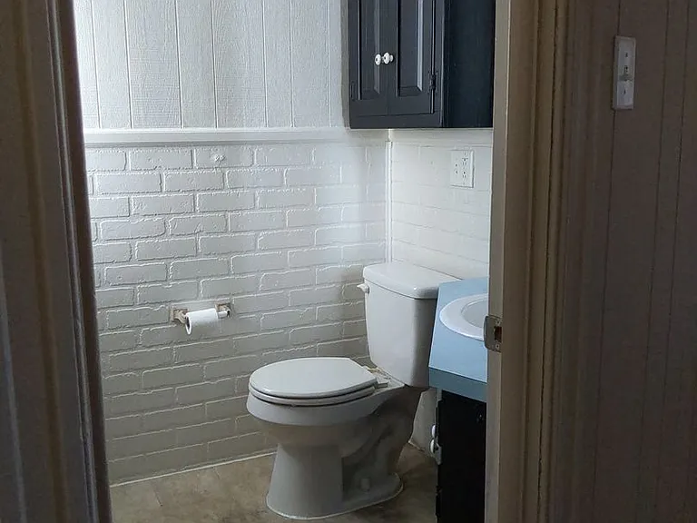1529 W King St — Photo 16