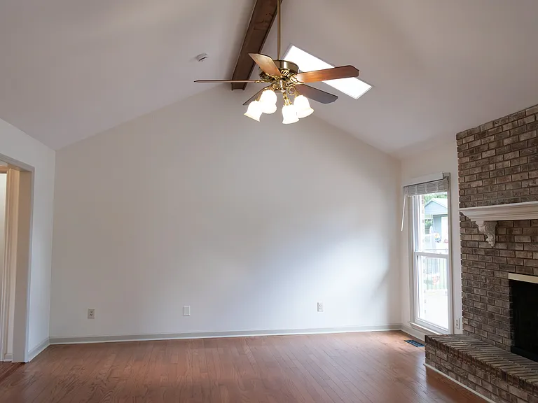 140 Thomas Dr — Photo 18