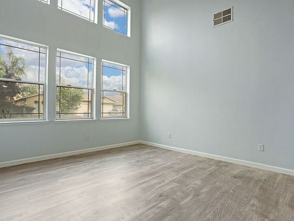 2nd image of 5557 Dunlay Dr