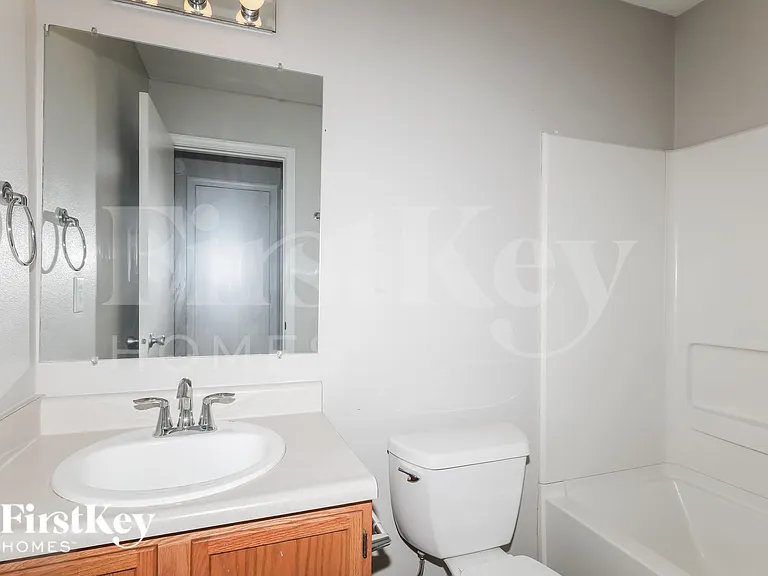 10605 Glenayr Dr — Photo 17