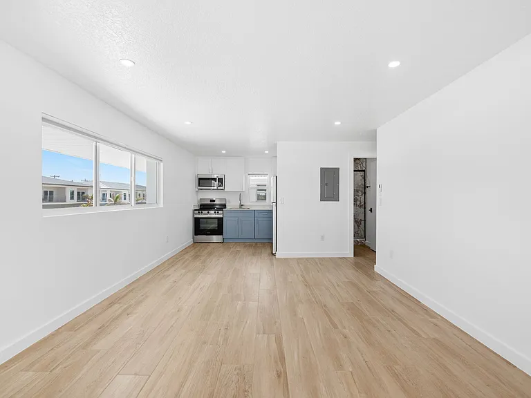 210 6th Ave — Photo 11
