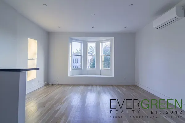 Rented by Evergreen Apartments BK | media 25