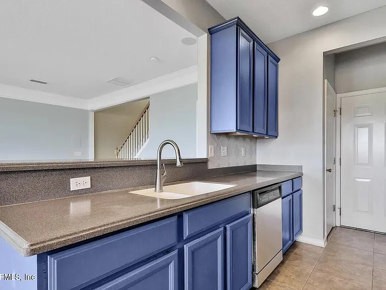 11225 N Castlemain Cir — Photo 14