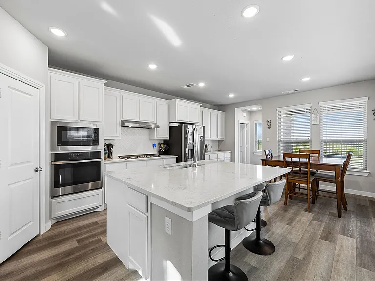 2321 Green River Rd — Photo 8