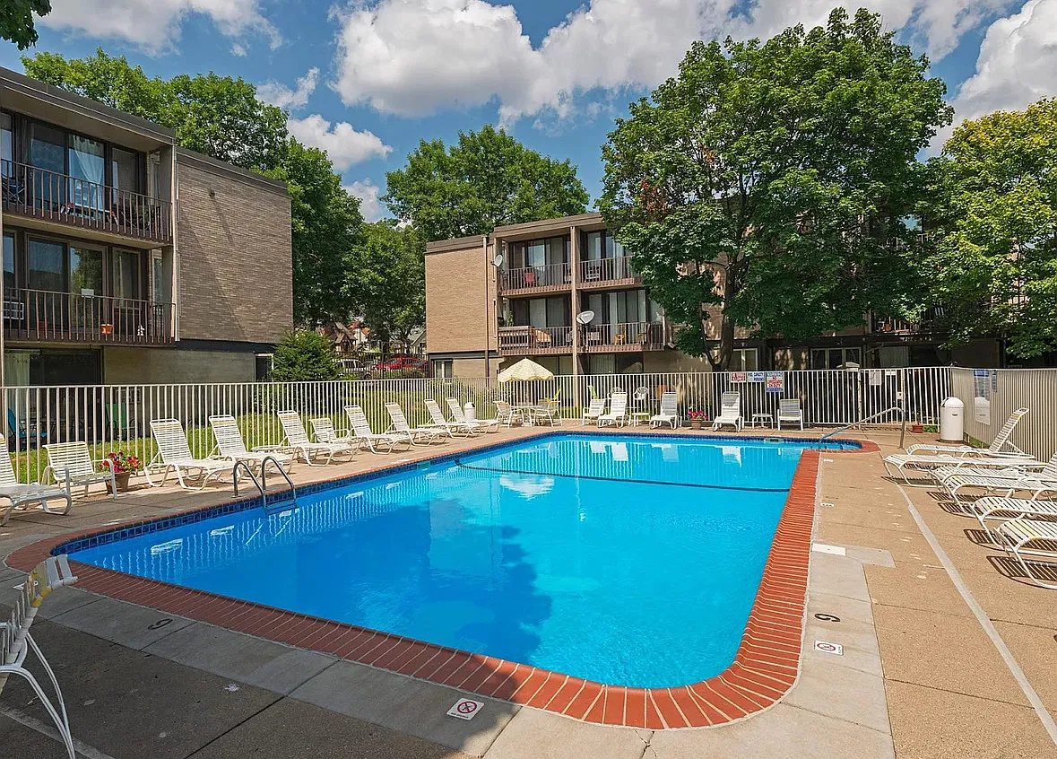2 bed, 790 sqft, $1,300 — Photo 1
