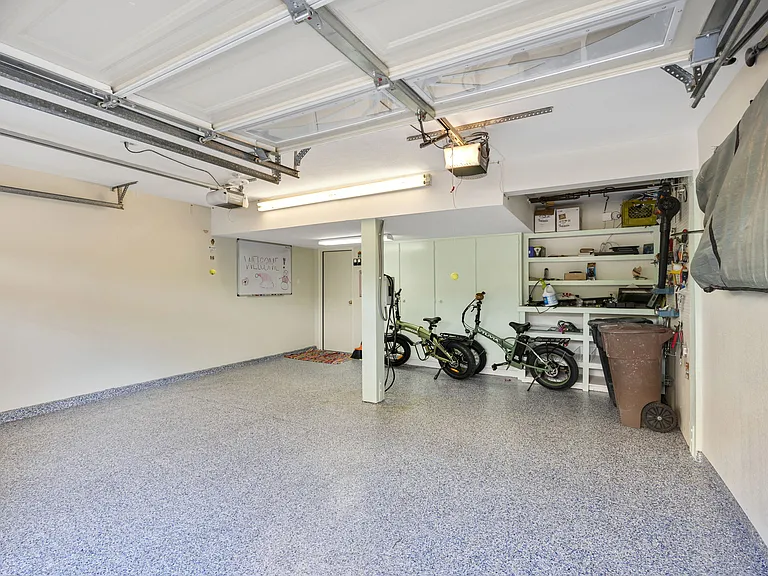2x car garage with 240 V Car Charger. If you park in front of the garage , your car will be towed. If you leave garage open, I will be fined, and your car may be towed . 2x e bikes available