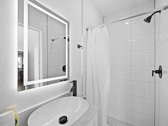 4th image of 3111 Walton Ave #23