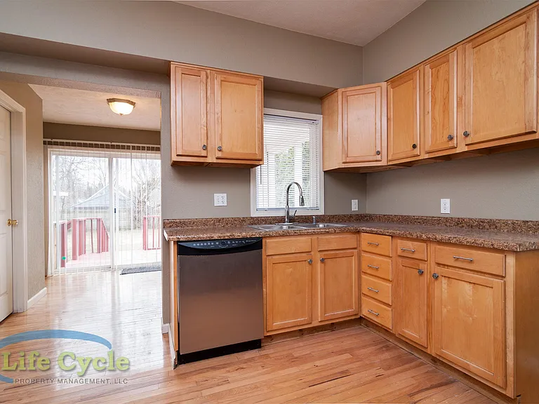 138 Travis St NE — Photo 4