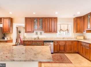 906 Potterton Cir SW, Vienna, VA 22180