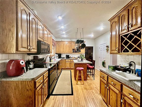 3rd image of 198 Whiteoak Dr