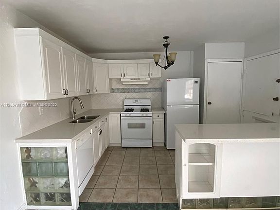 3rd image of 465 S Royal Poinciana Blvd APT 12B