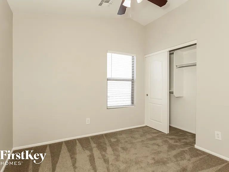 7913 S 45th Ln — Photo 6