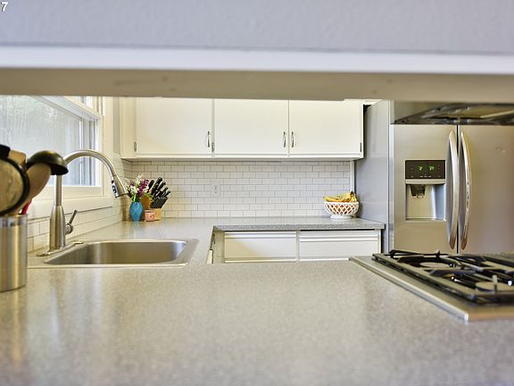 4th image of 4813 SE Rockwood St