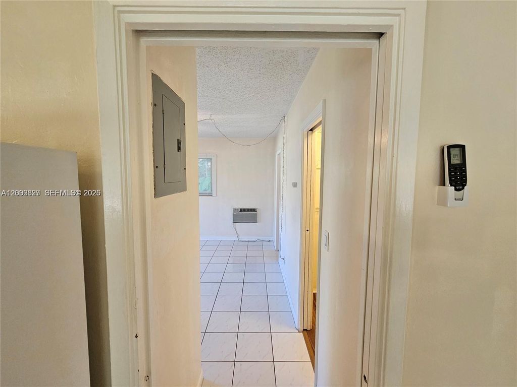 3221 NE 7th Pl Unit B, photo 9