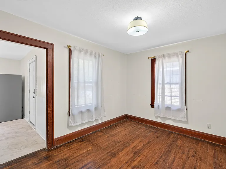 421 Goodhue St — Photo 13