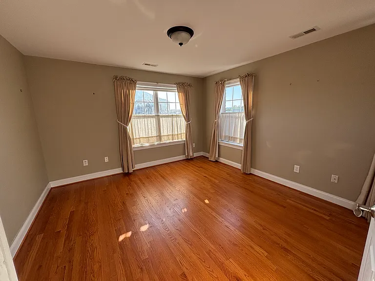 1045 Glenwood Station Ln — Photo 22