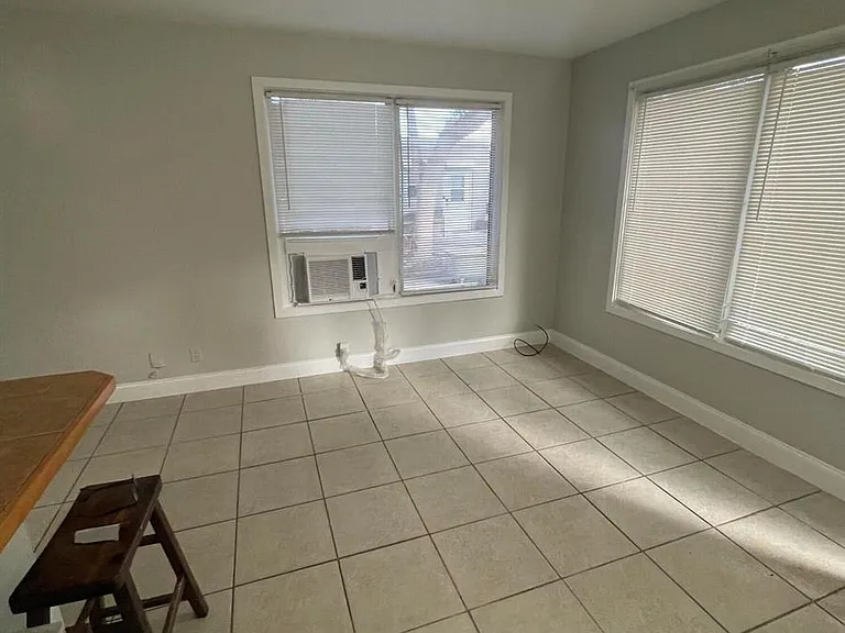 623 Selkirk St — Photo 3