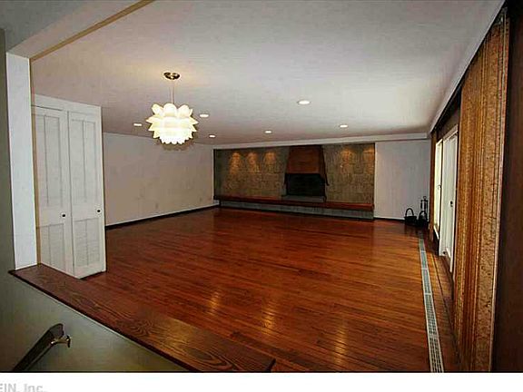 3rd image of 30 Oakland Dr