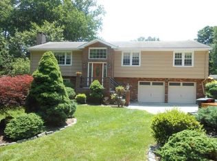 131 Old Elm Rd, Fairfield, CT 06825