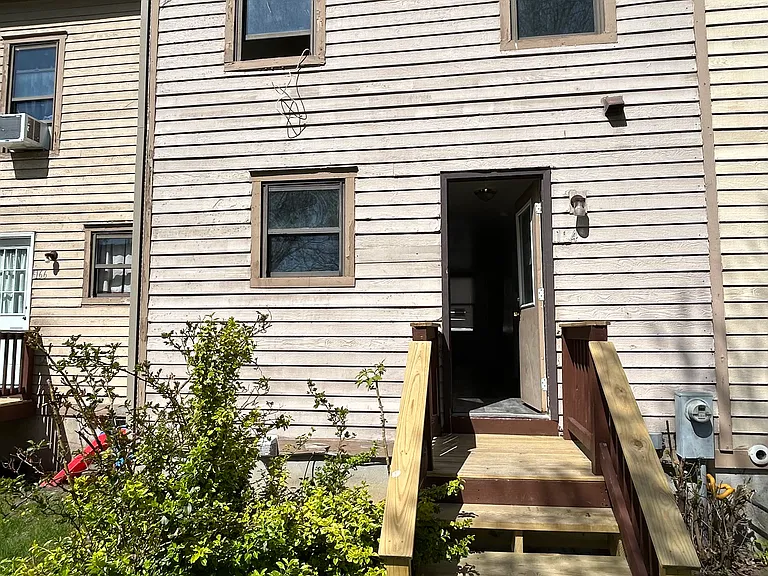 164 S Pearl St — Photo 2