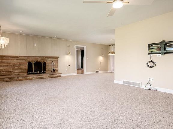 5th image of 2015 Glenview Rd