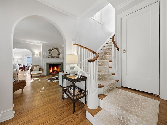 3rd image of 376 Woodlawn Ave